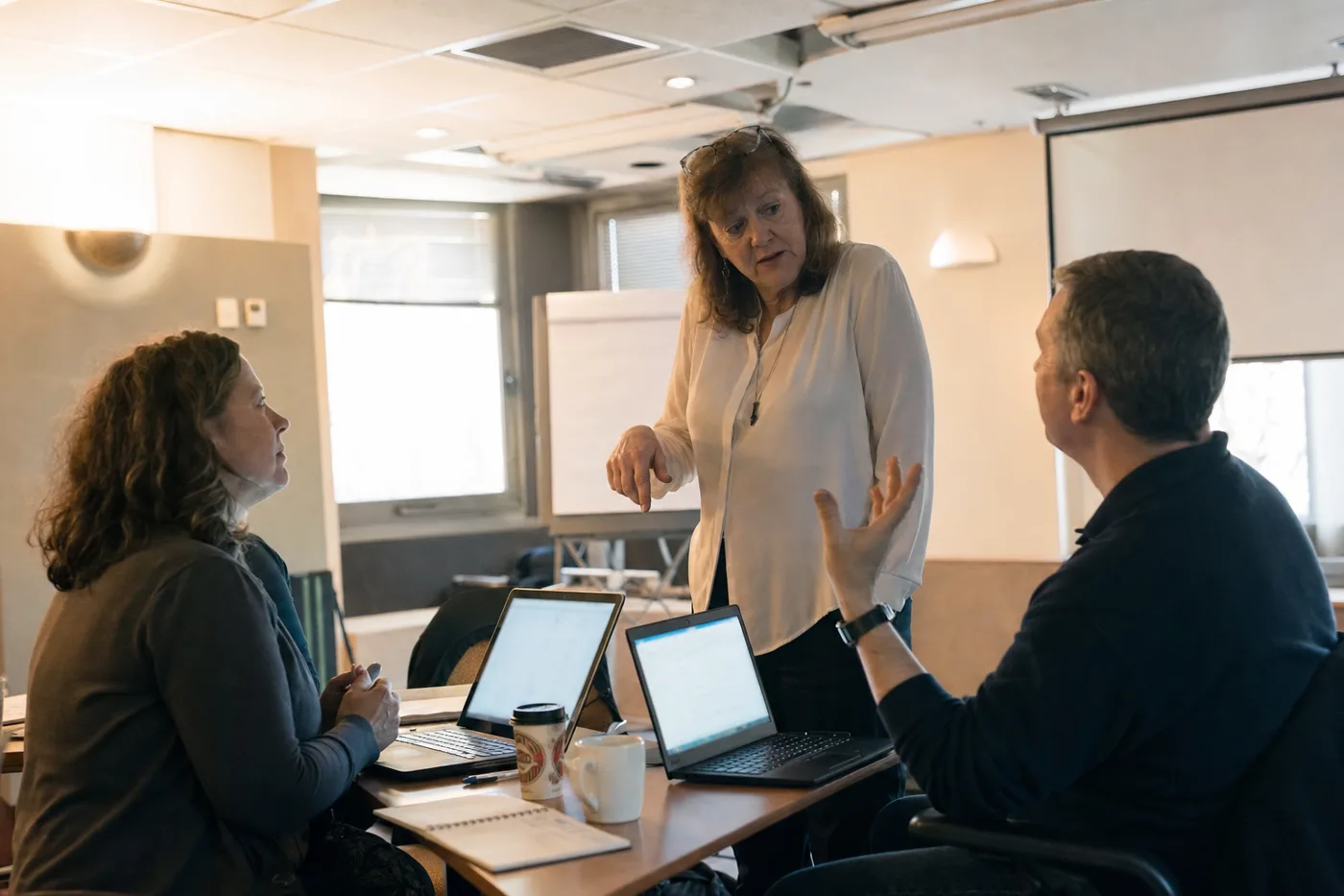 A trainer coaching employees who practice on laptops, a candid answer to the question: will AI replace corporate trainers